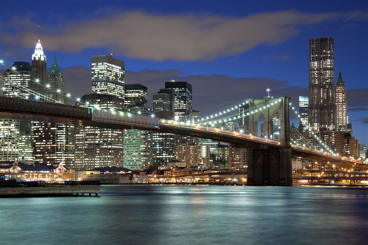 Fotobehang de stad bij nacht siert de contouren van de Brooklyn Bridge