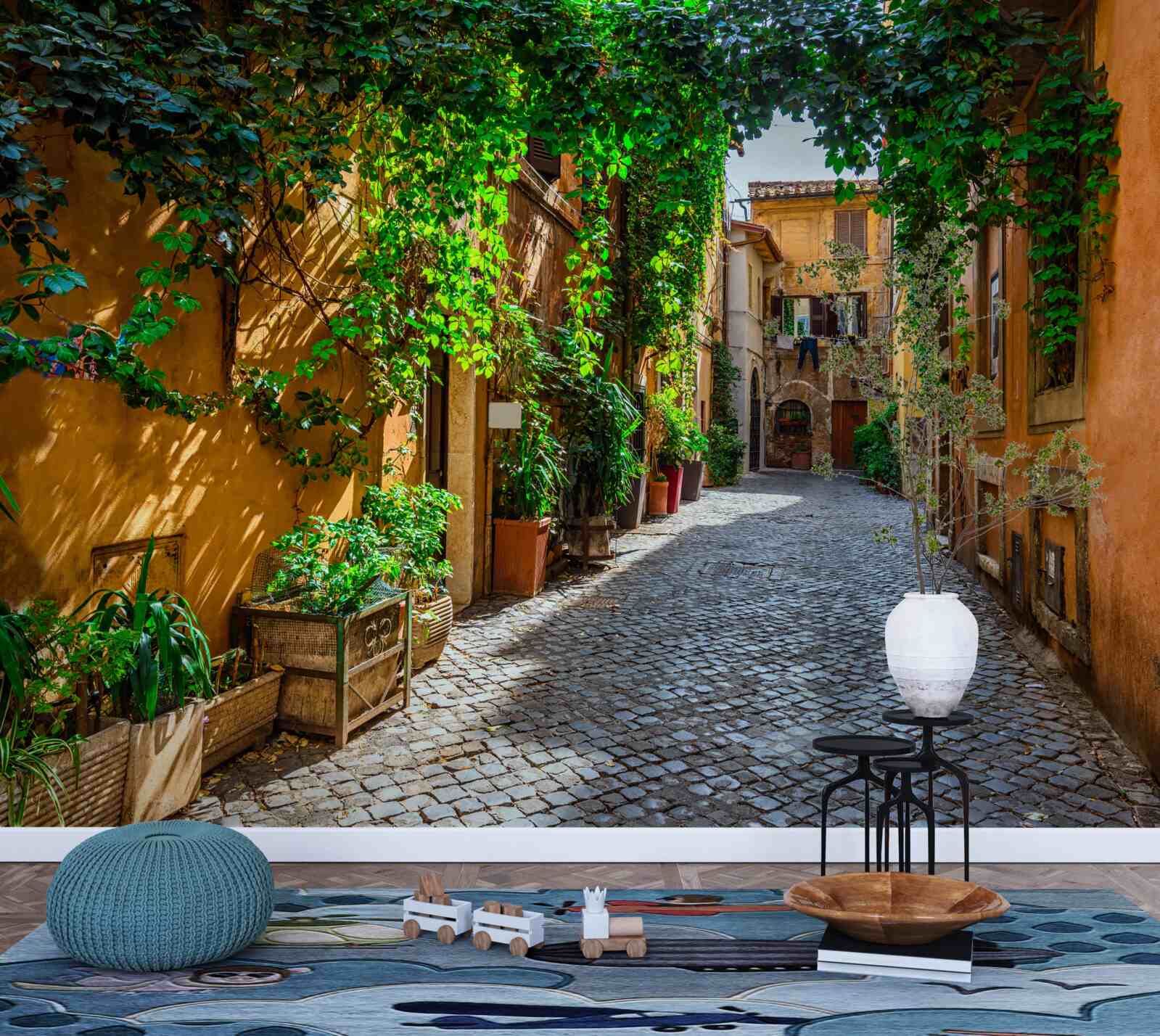 Fotobehang Italiaanse binnenplaats, omgeven door groen, is gevuld met comfort