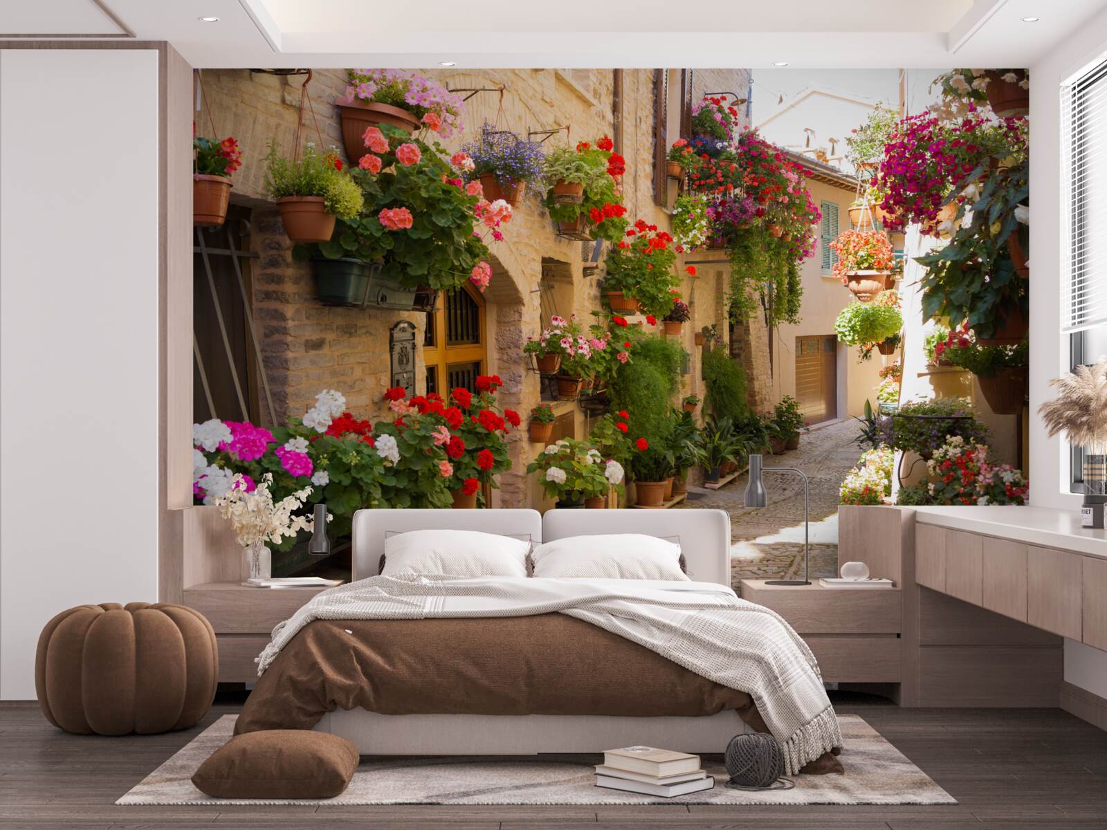 Fotobehang natuurlijke bloemen in een historische straat
