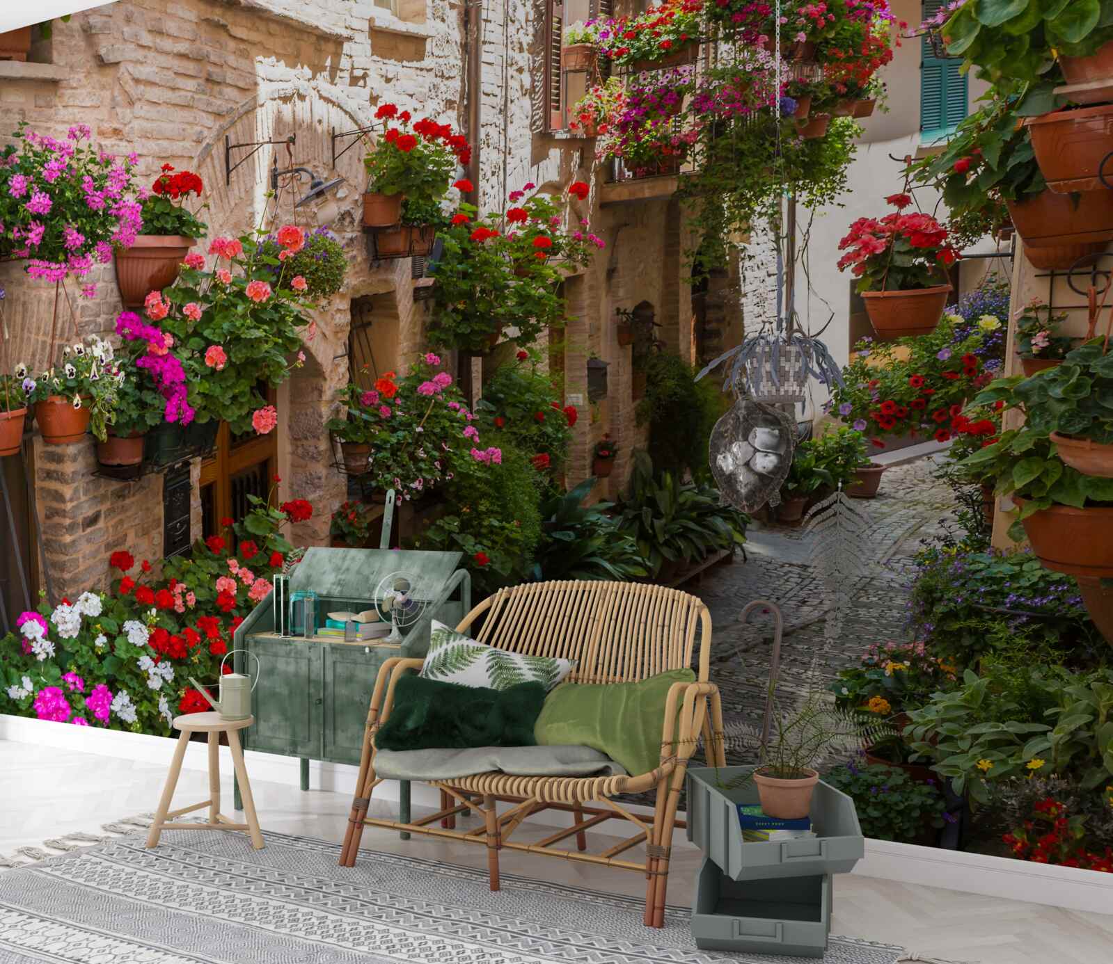 Fotobehang een straat ondergedompeld in dicht groen, die zijn oudheid verhult