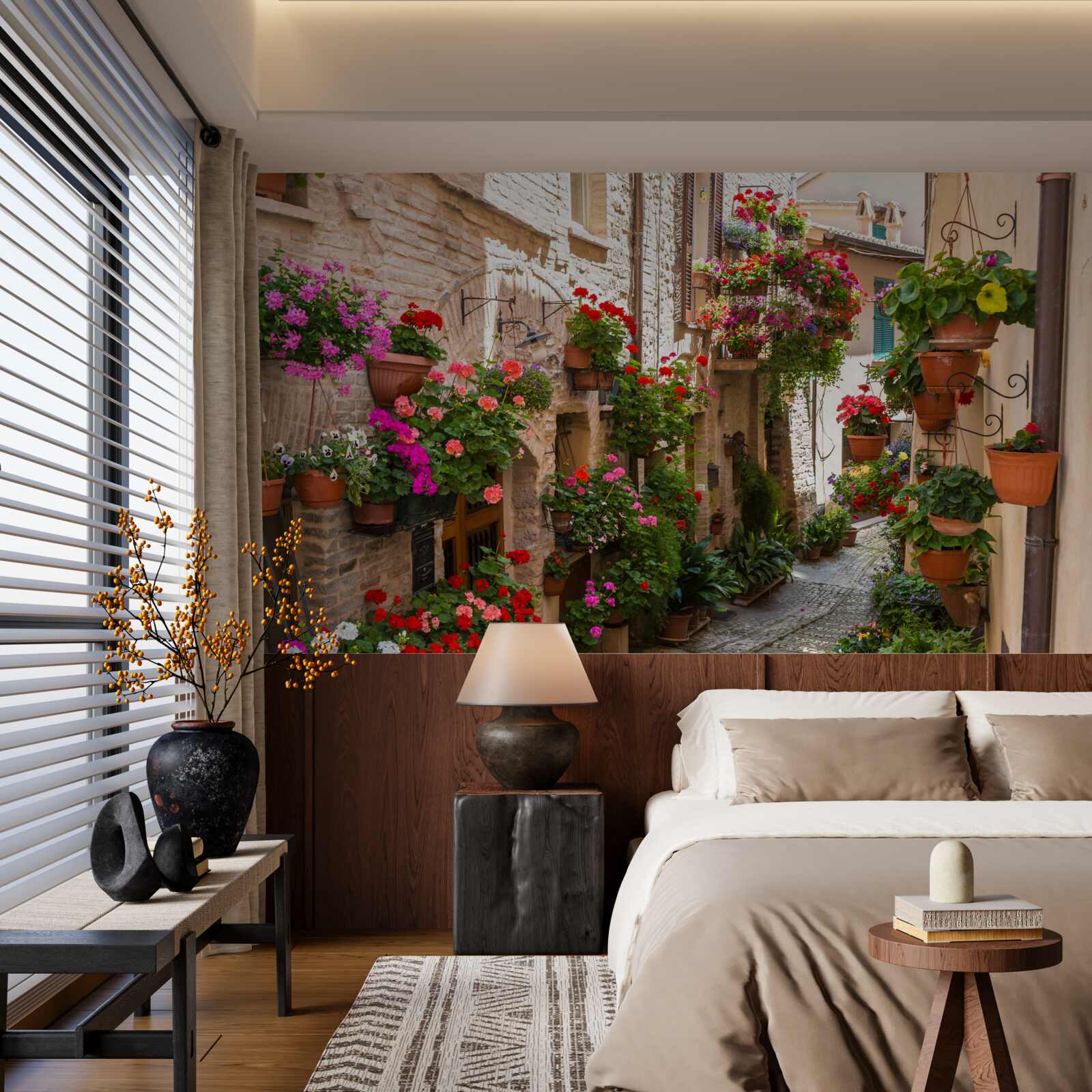 Fotobehang een straat ondergedompeld in dicht groen, die zijn oudheid verhult