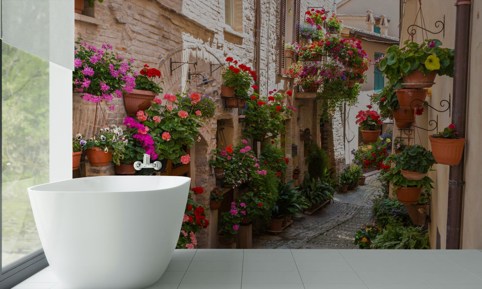 Fotobehang een straat ondergedompeld in dicht groen, die zijn oudheid verhult