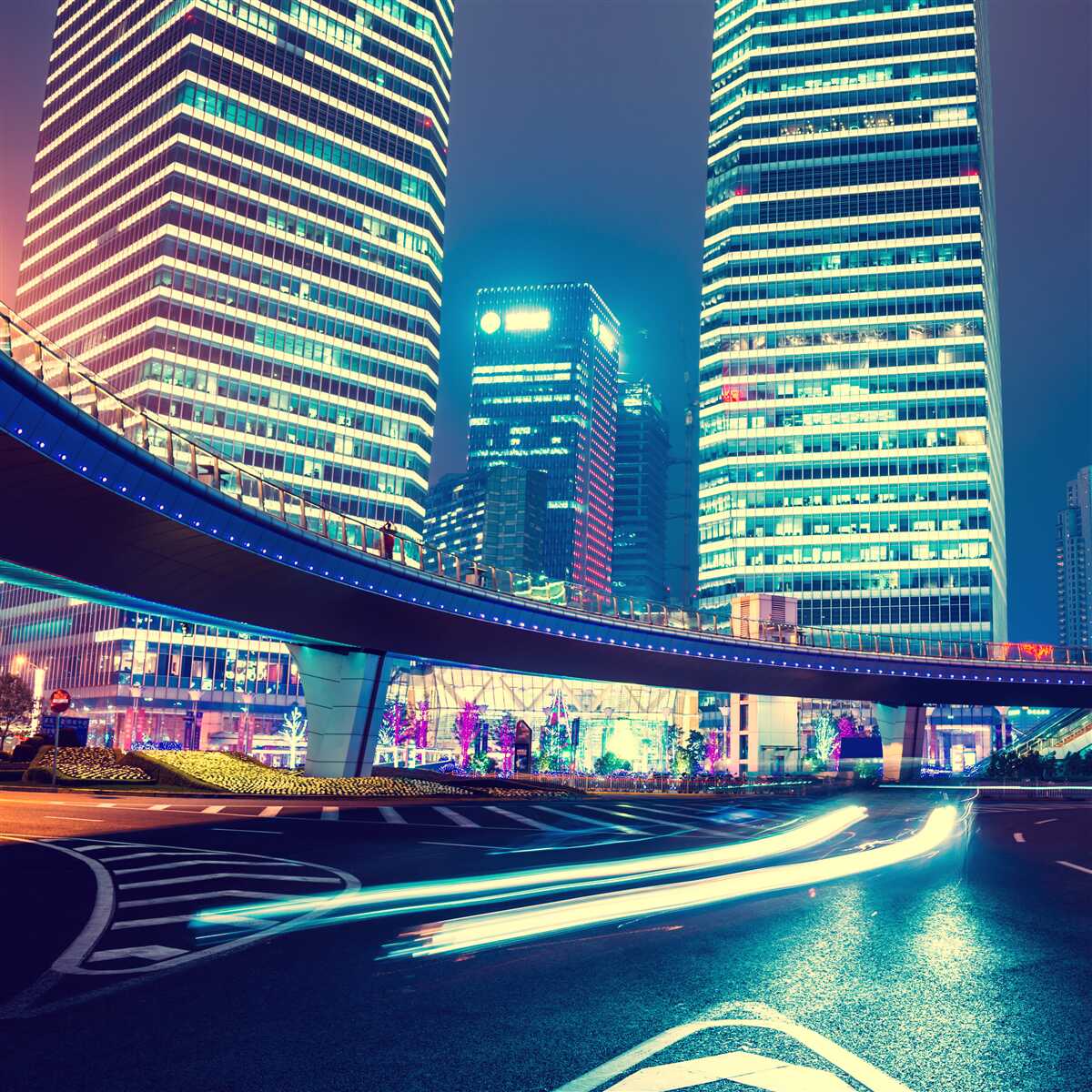 Fotobehang nachtelijke stad met wolkenkrabbers en een brug