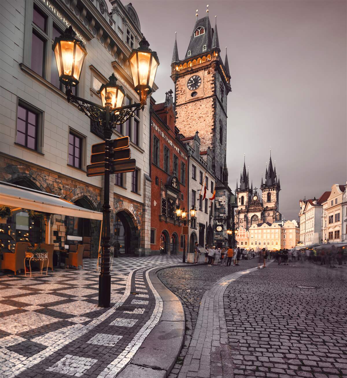 Fotobehang een straat in Praag die gezelligheid uitstraalt