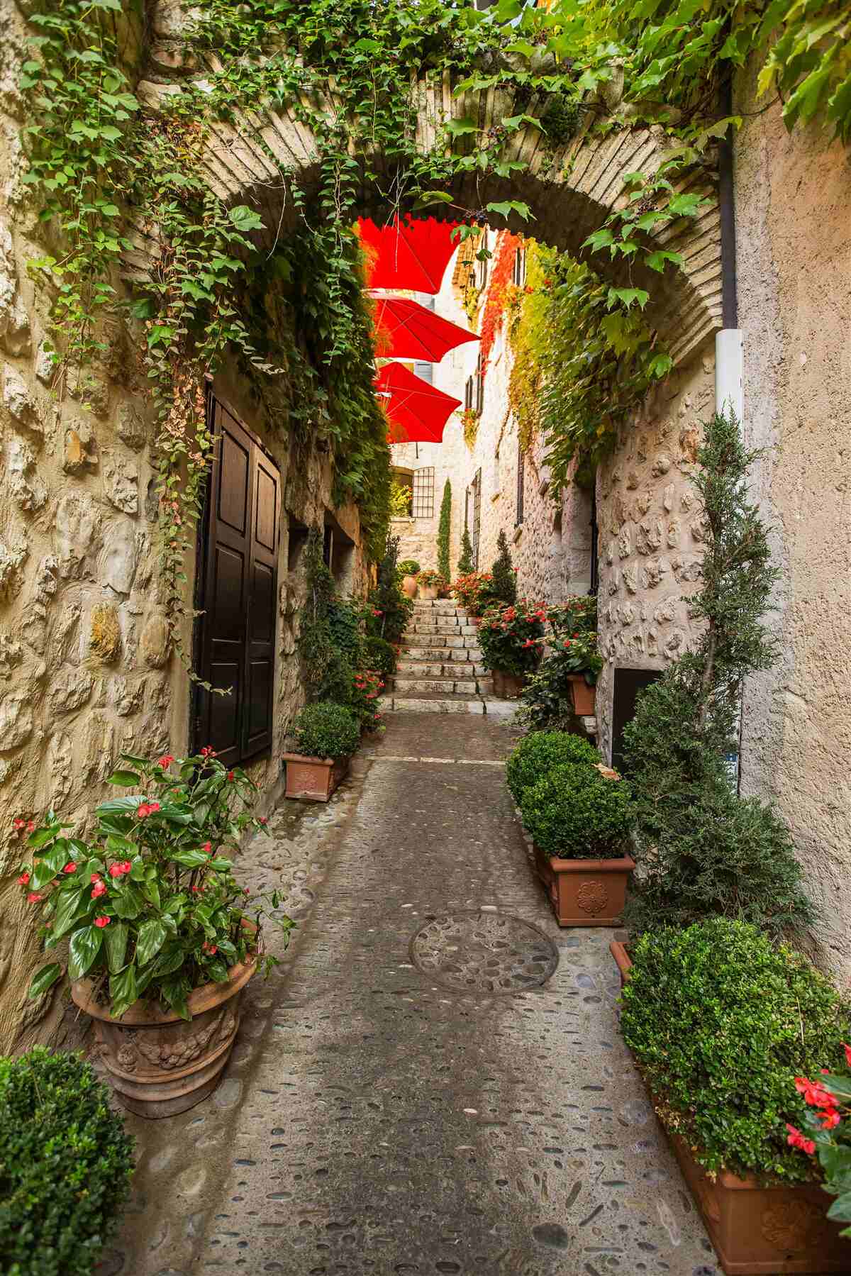 Fotobehang Een stenen boog in een oude straat