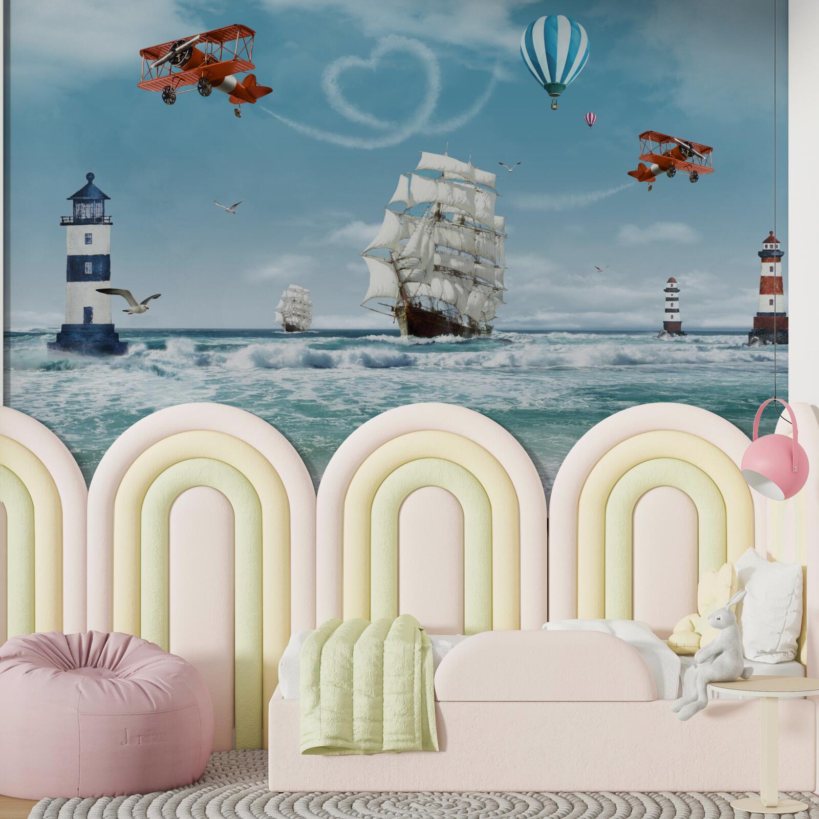 Fotobehang vliegtuigen en vuurtorens op de achtergrond, waartegen de brigantijn afsteekt