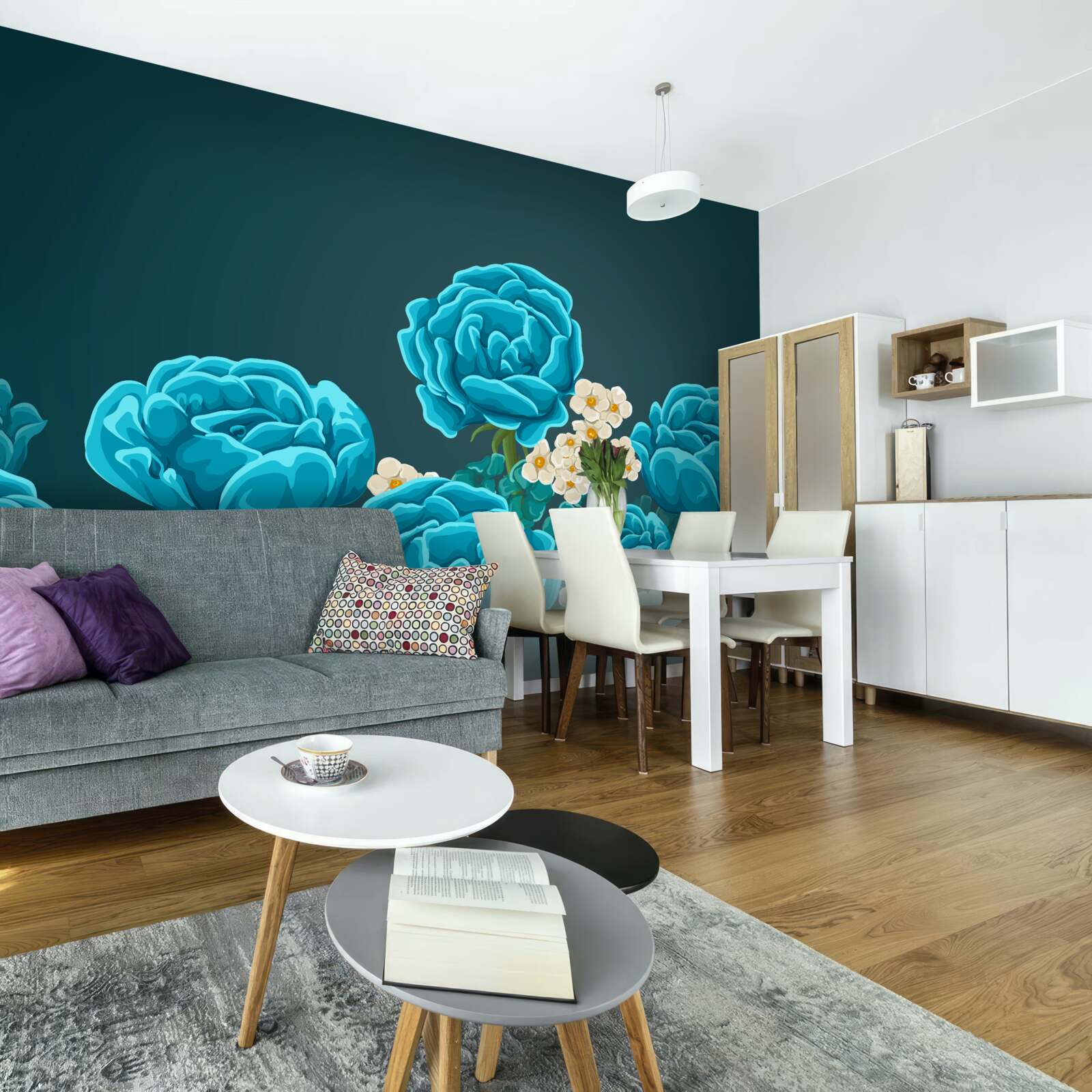 Fotobehang de madeliefjes zijn sneeuwwit en miniatuur en de rozen zijn lichtblauw