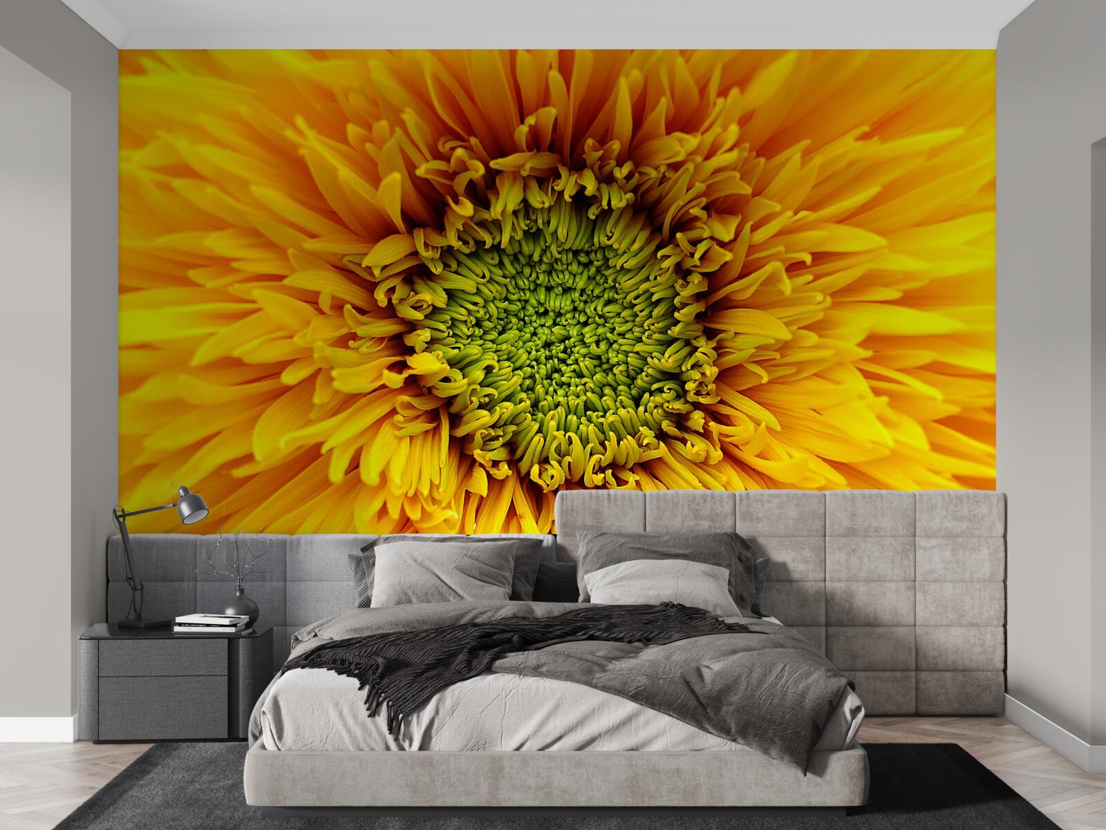 Fotobehang bloem met een groen hart, felgeel geverfd