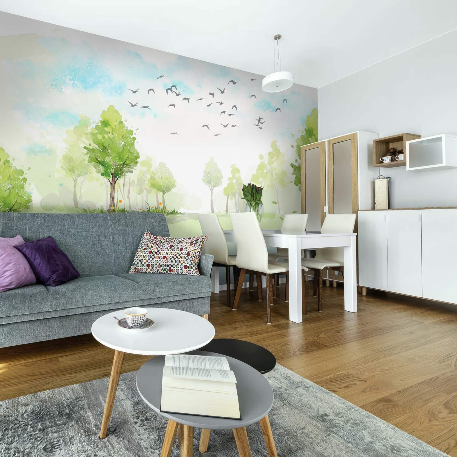 Fotobehang vlucht van vogels tussen de bomen