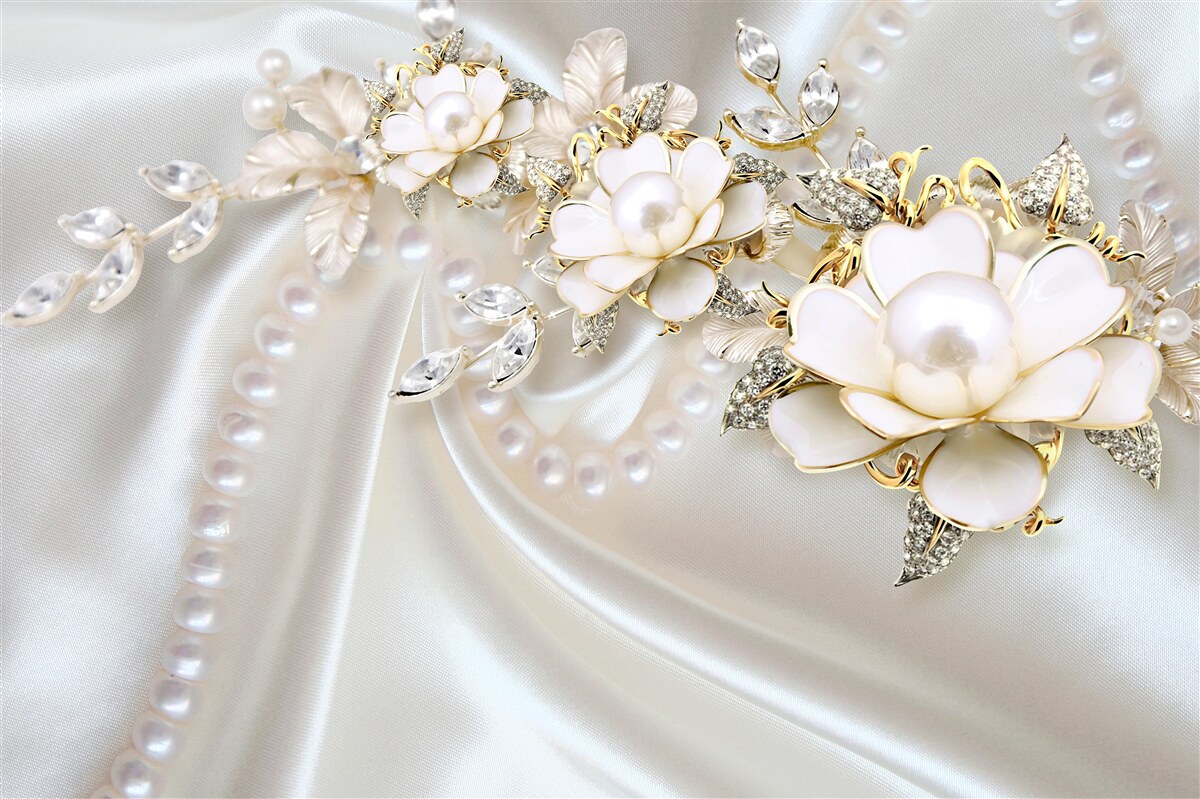 Fotobehang parels op zijde zijn versierd met rozen