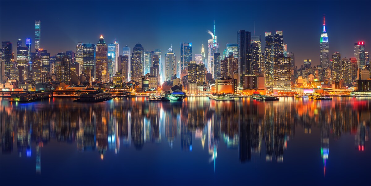 Fotobehang weerspiegeling van de nachtelijke stad in het water