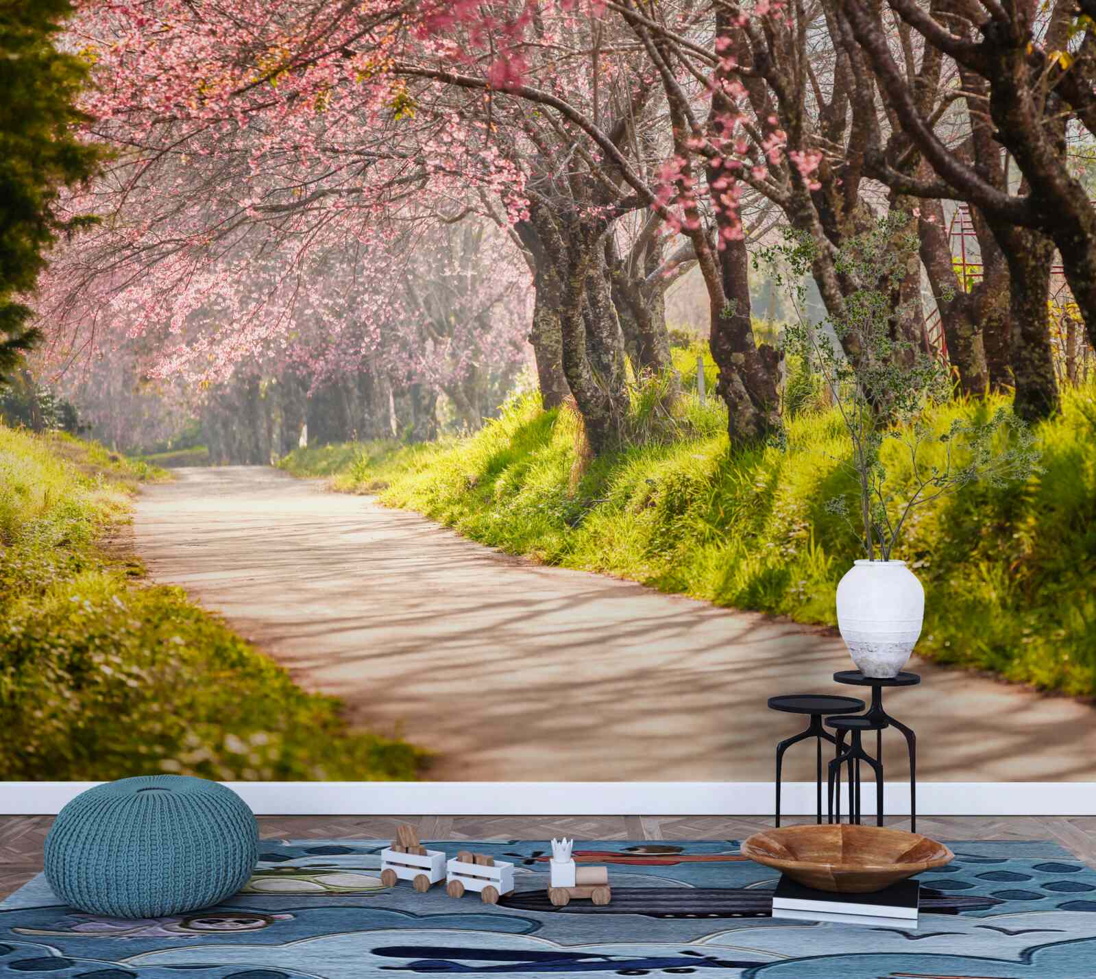 Fotobehang bloeiende bomen langs een rustige snelweg