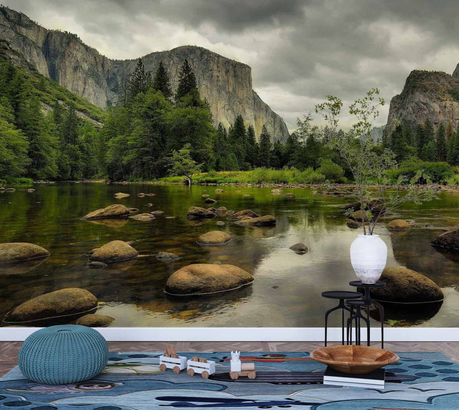 Fotobehang bewolkte dag bij een rivier in de bergen