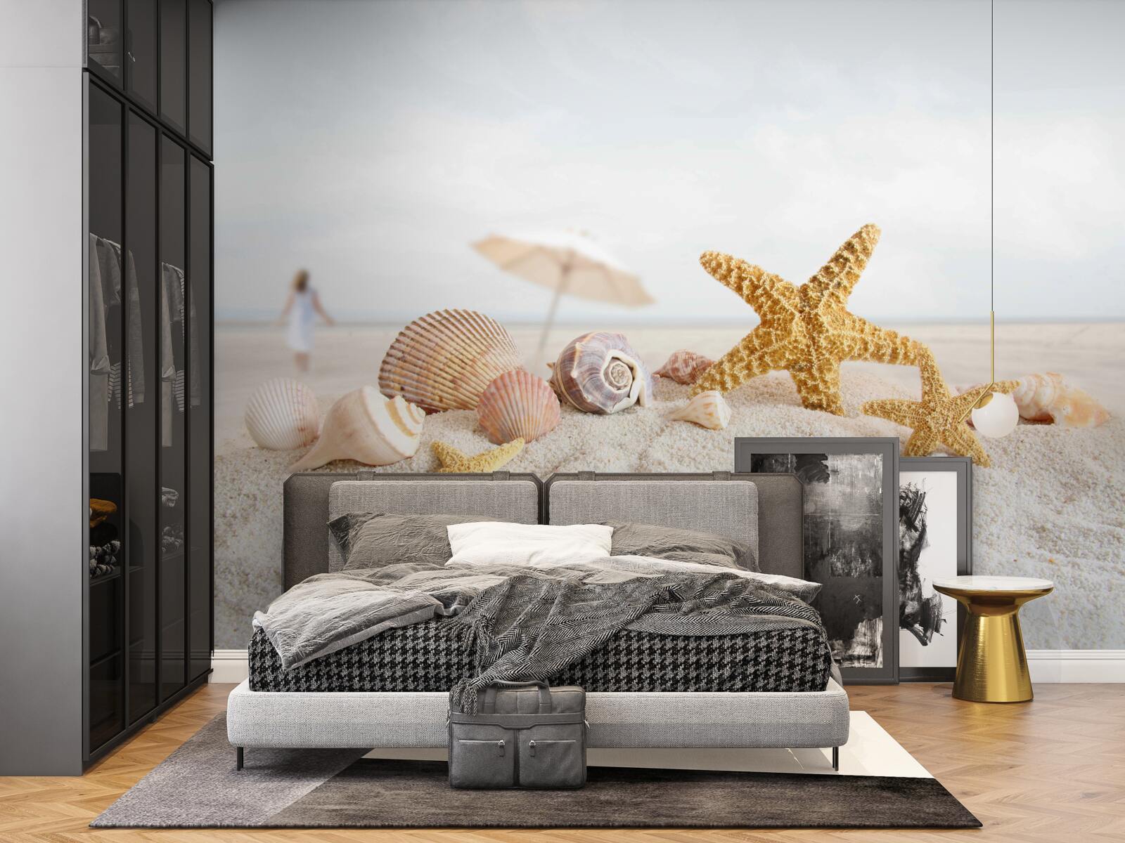 Fotobehang zeesterren en schelpen liggen op het zand