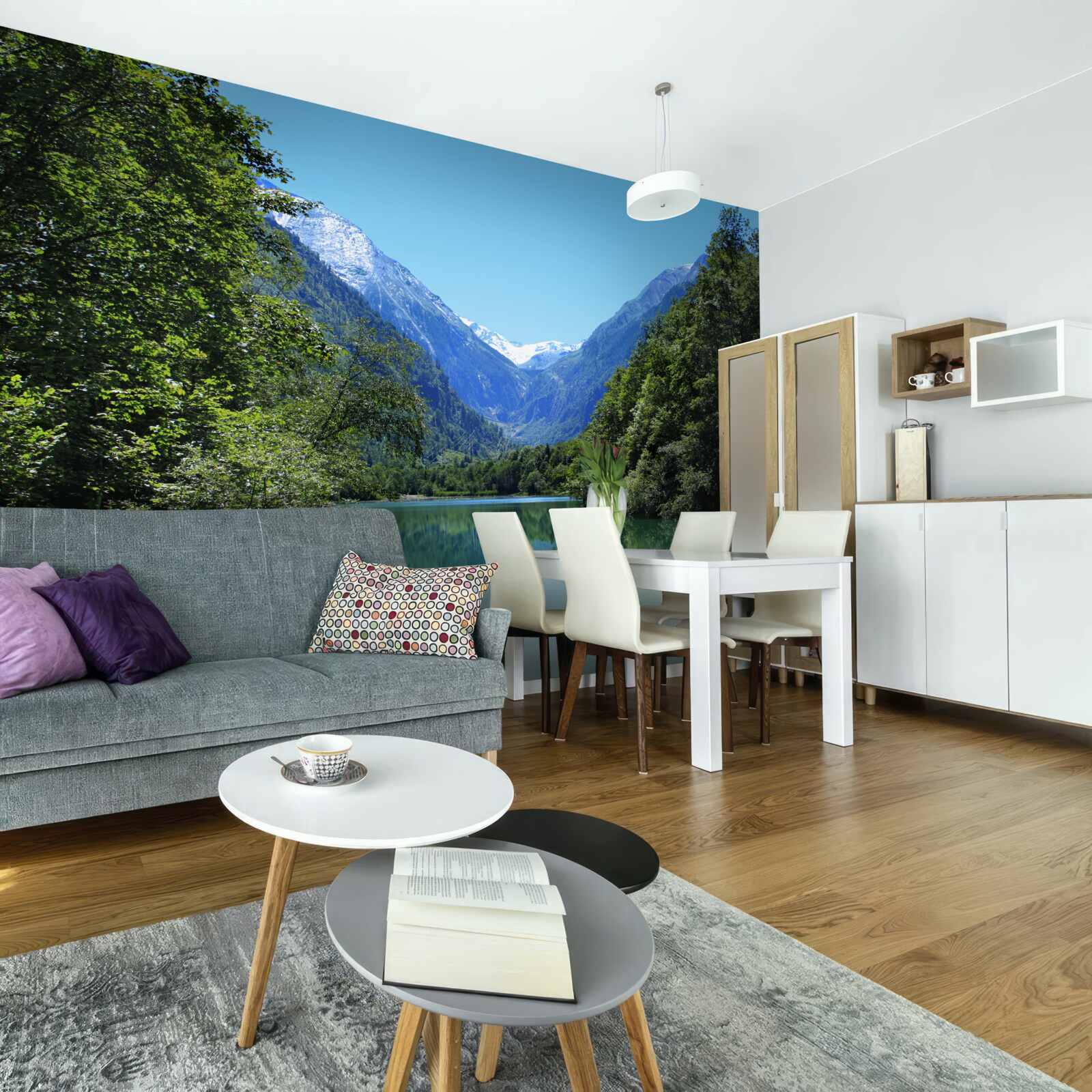 Fotobehang een rustig stuwmeer verborgen in het dichte bos op de hellingen van de bergen