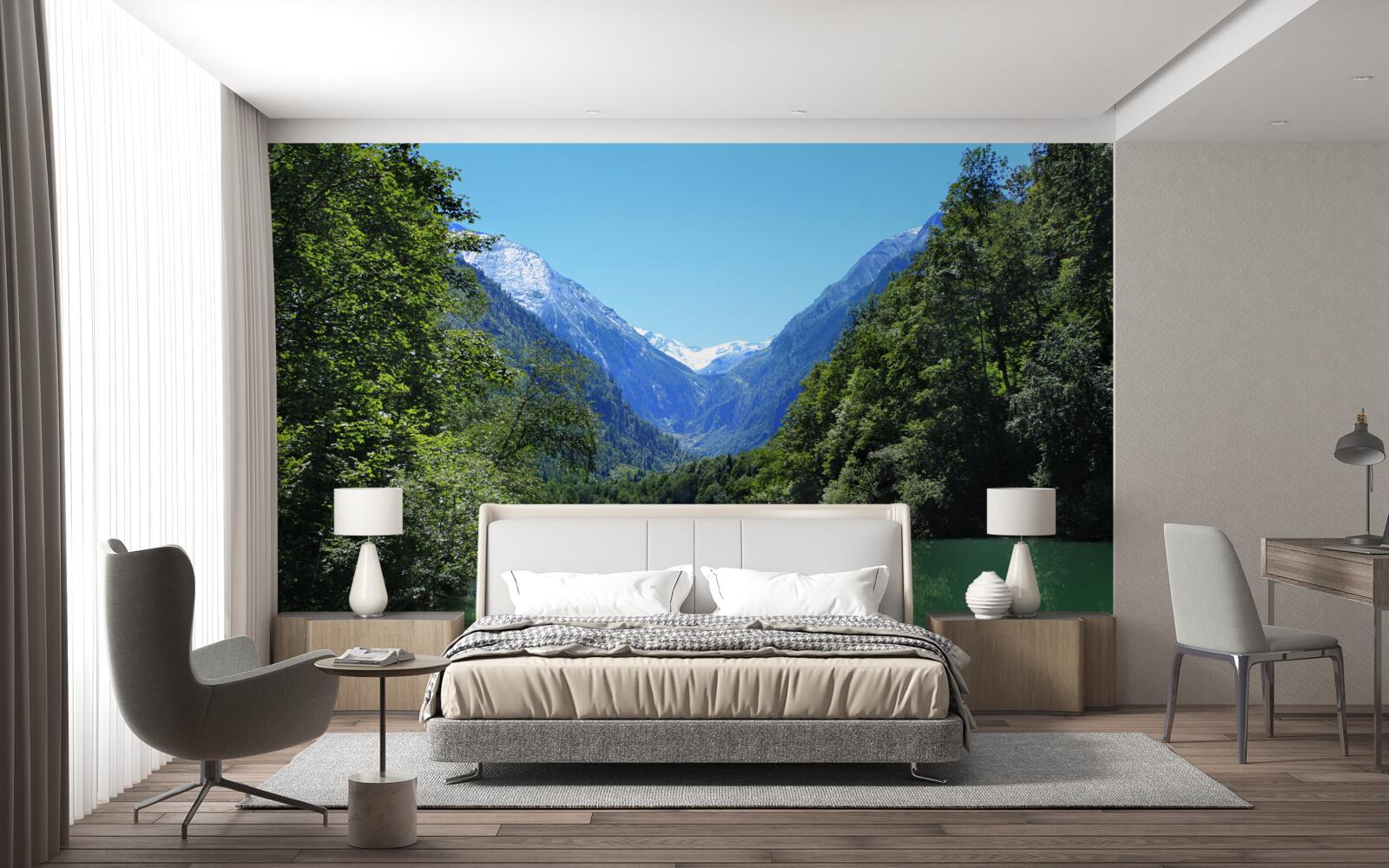 Fotobehang een rustig stuwmeer verborgen in het dichte bos op de hellingen van de bergen