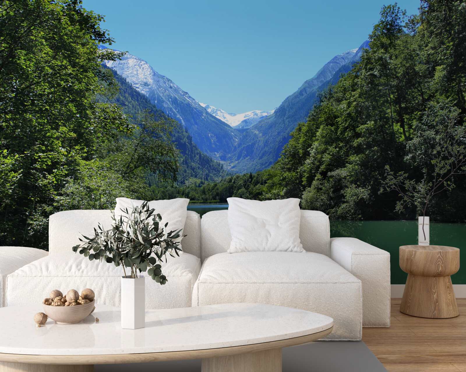 Fotobehang een rustig stuwmeer verborgen in het dichte bos op de hellingen van de bergen