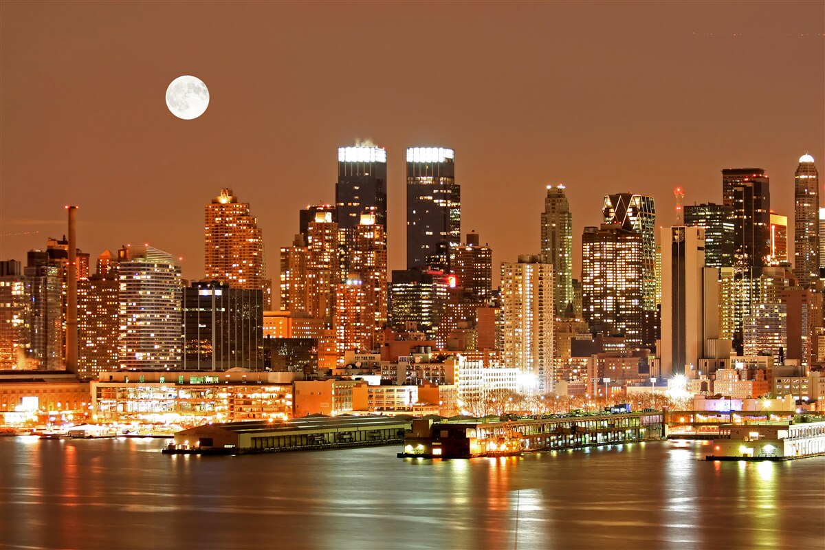 Fotobehang de stad wordt verlicht door een volle maan