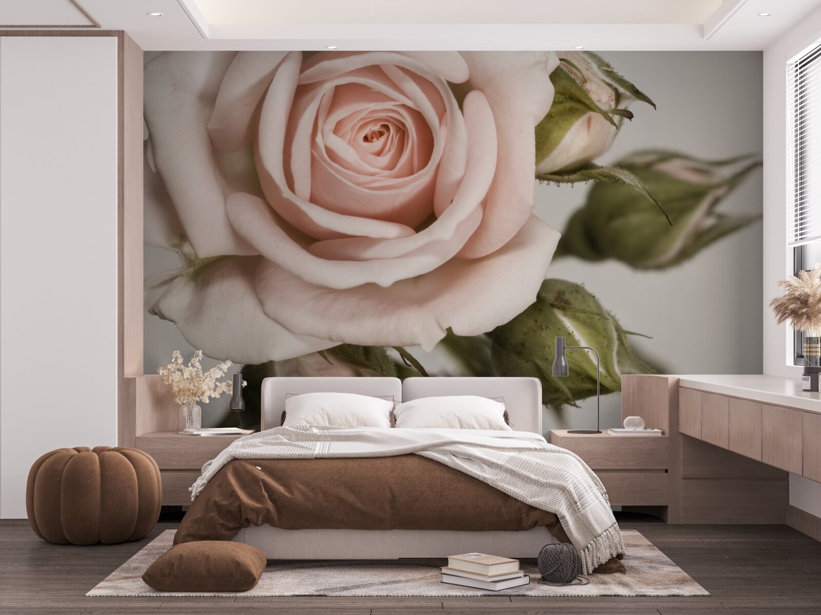 Fotobehang een roos in de tint poederroze en haar bloemknoppen