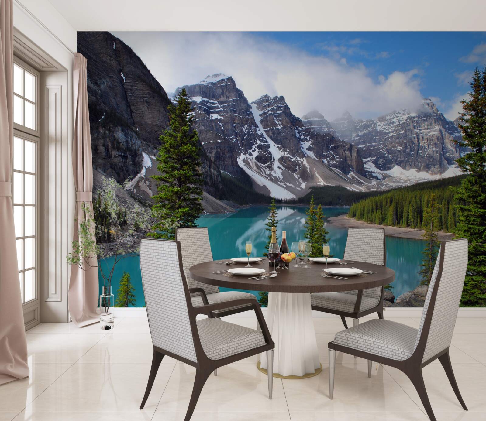 Fotobehang een meer met blauw water aan de voet van bergtoppen