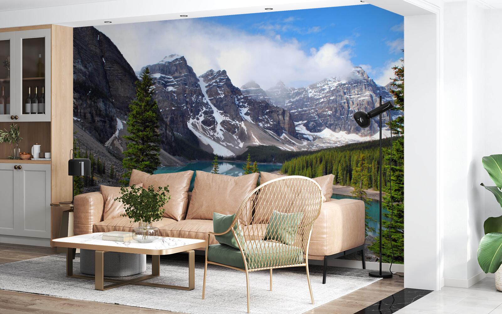 Fotobehang een meer met blauw water aan de voet van bergtoppen