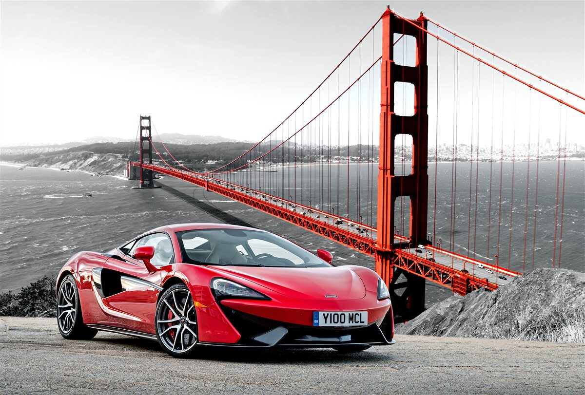 Fotobehang brug op de achtergrond met mclaren