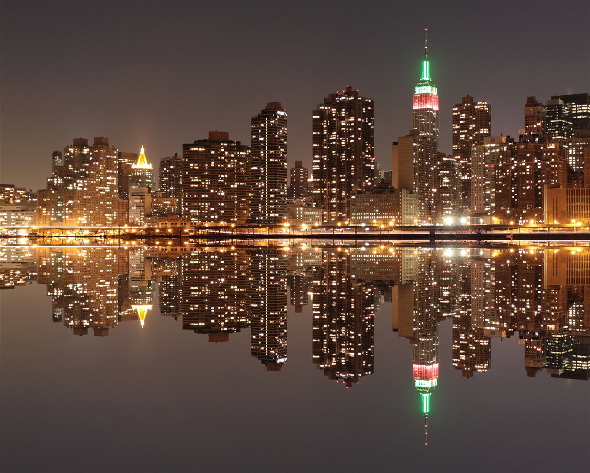 Fotobehang de weerspiegeling van de stad in het water is als een spiegel