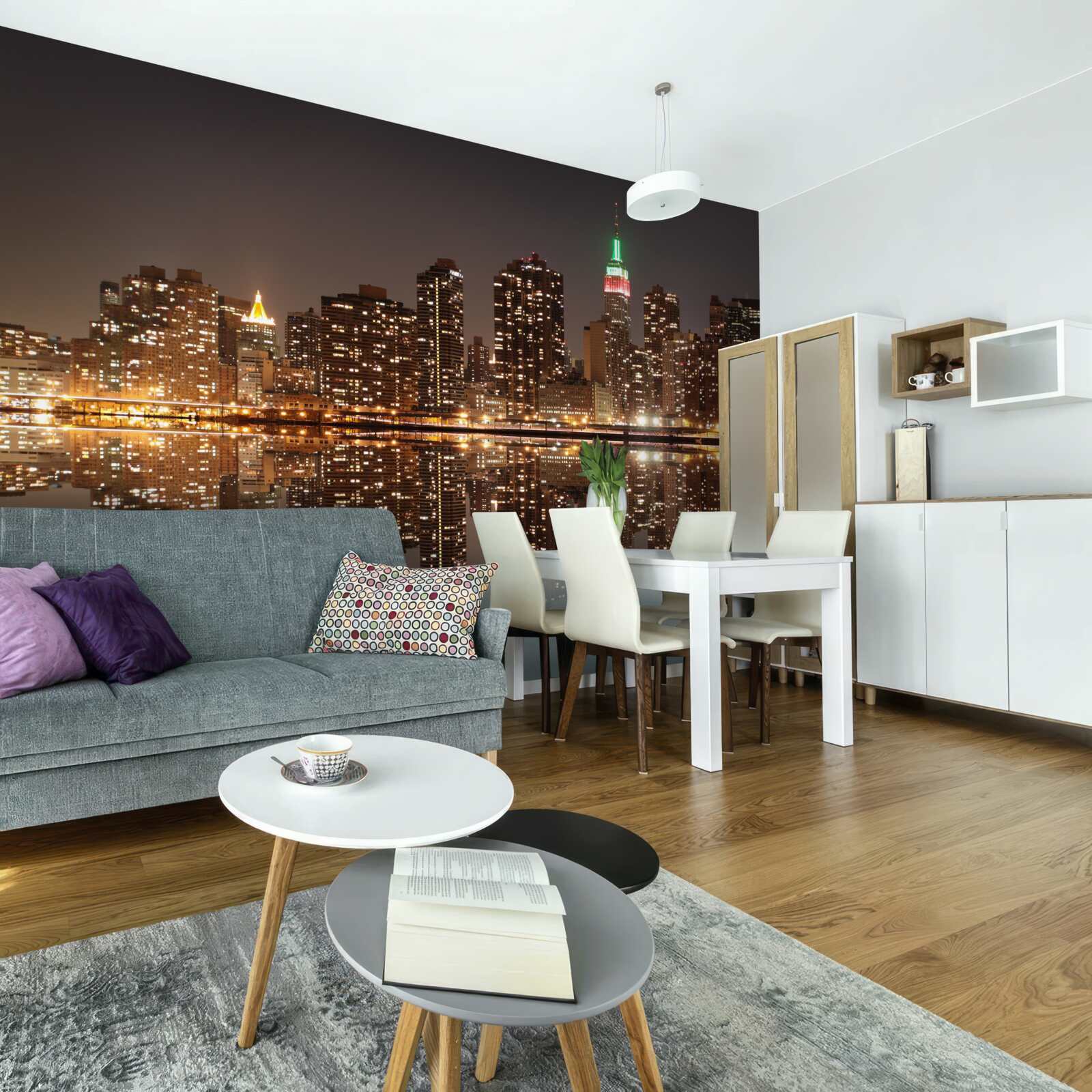 Fotobehang de weerspiegeling van de stad in het water is als een spiegel