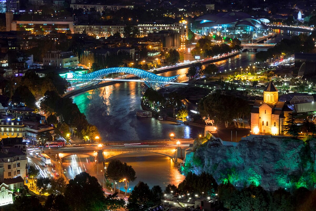 Fotobehang modern tbilisi in de avond