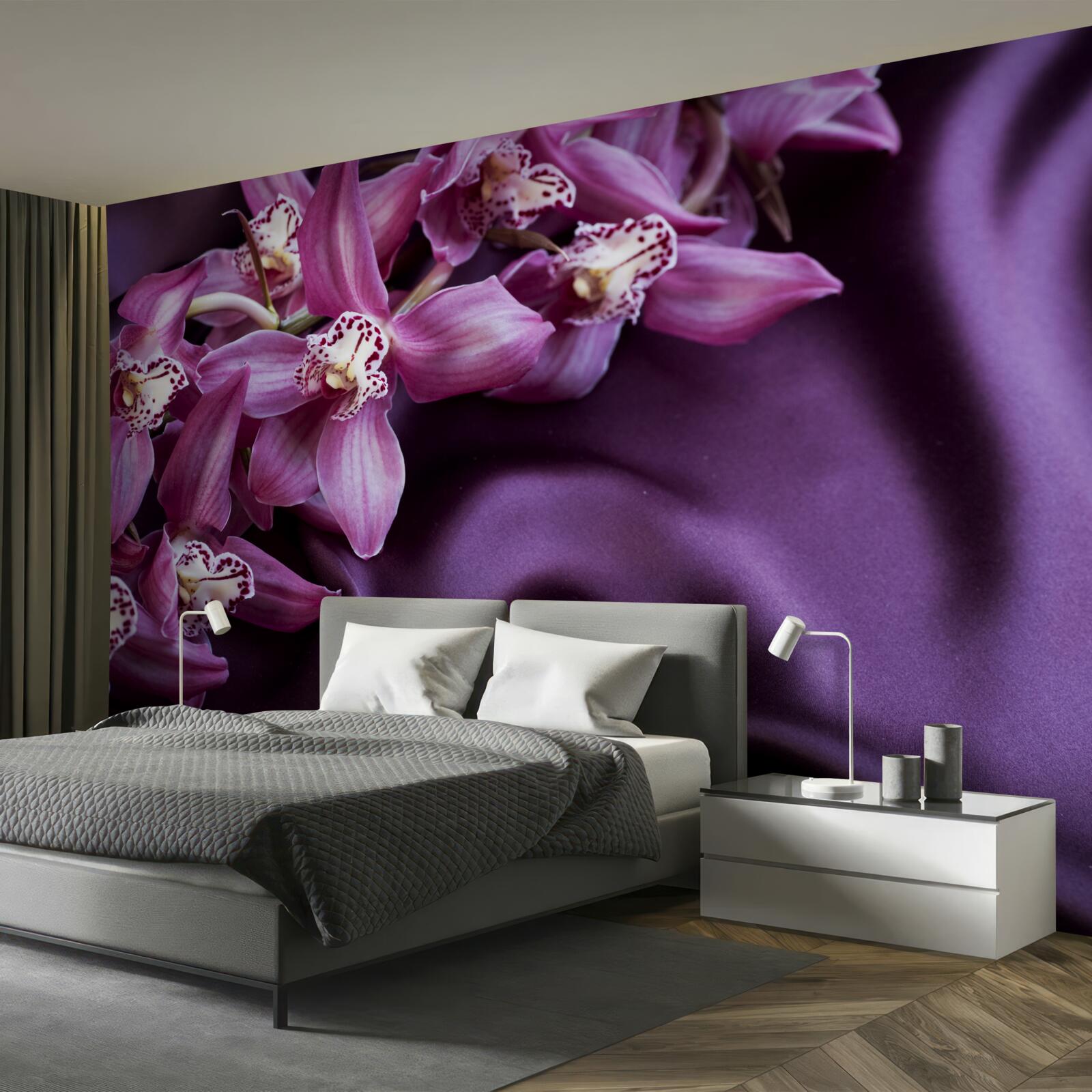 Fotobehang paarse orchideeën op satijn in dezelfde tint