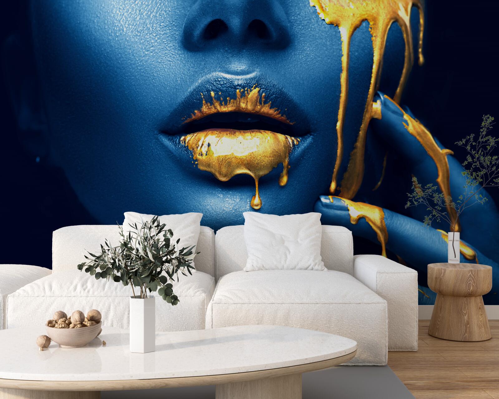 Fotobehang vrouw met glanzende gouden lippenstift op haar lippen