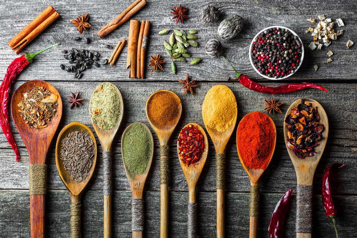 Fotobehang lichte specerijen in bestek