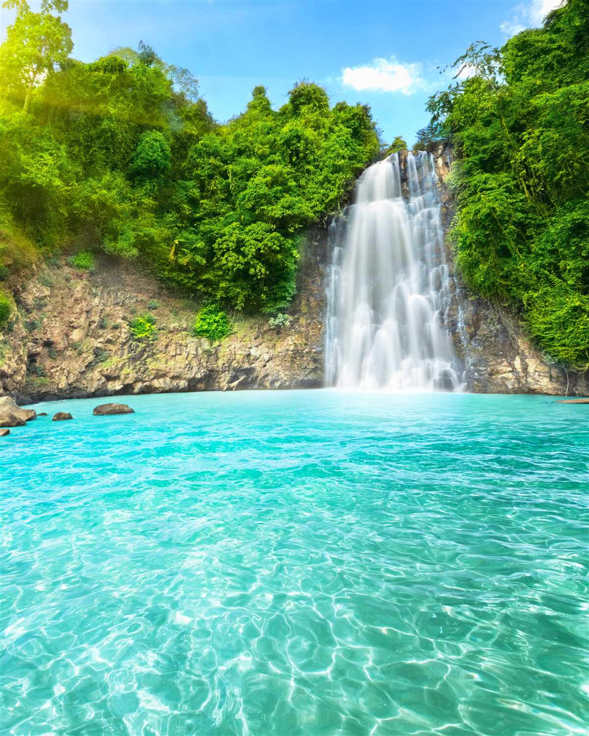 Fotobehang het water van een kristalheldere bergwaterval in de woestijn
