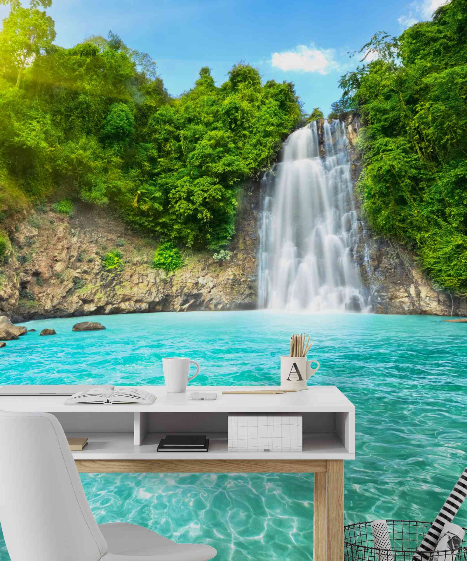 Fotobehang het water van een kristalheldere bergwaterval in de woestijn