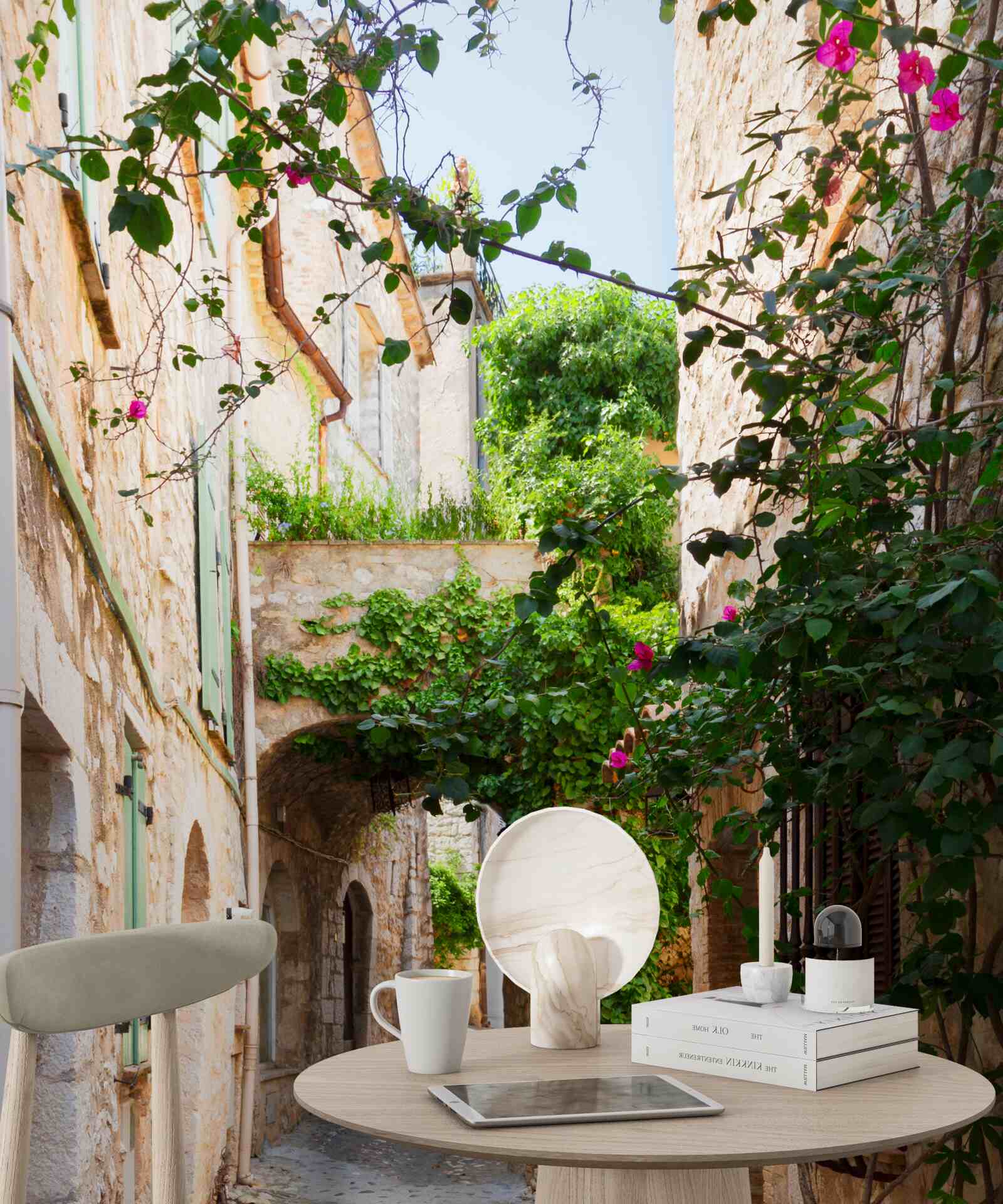 Fotobehang oude smalle straat versierd met levende planten