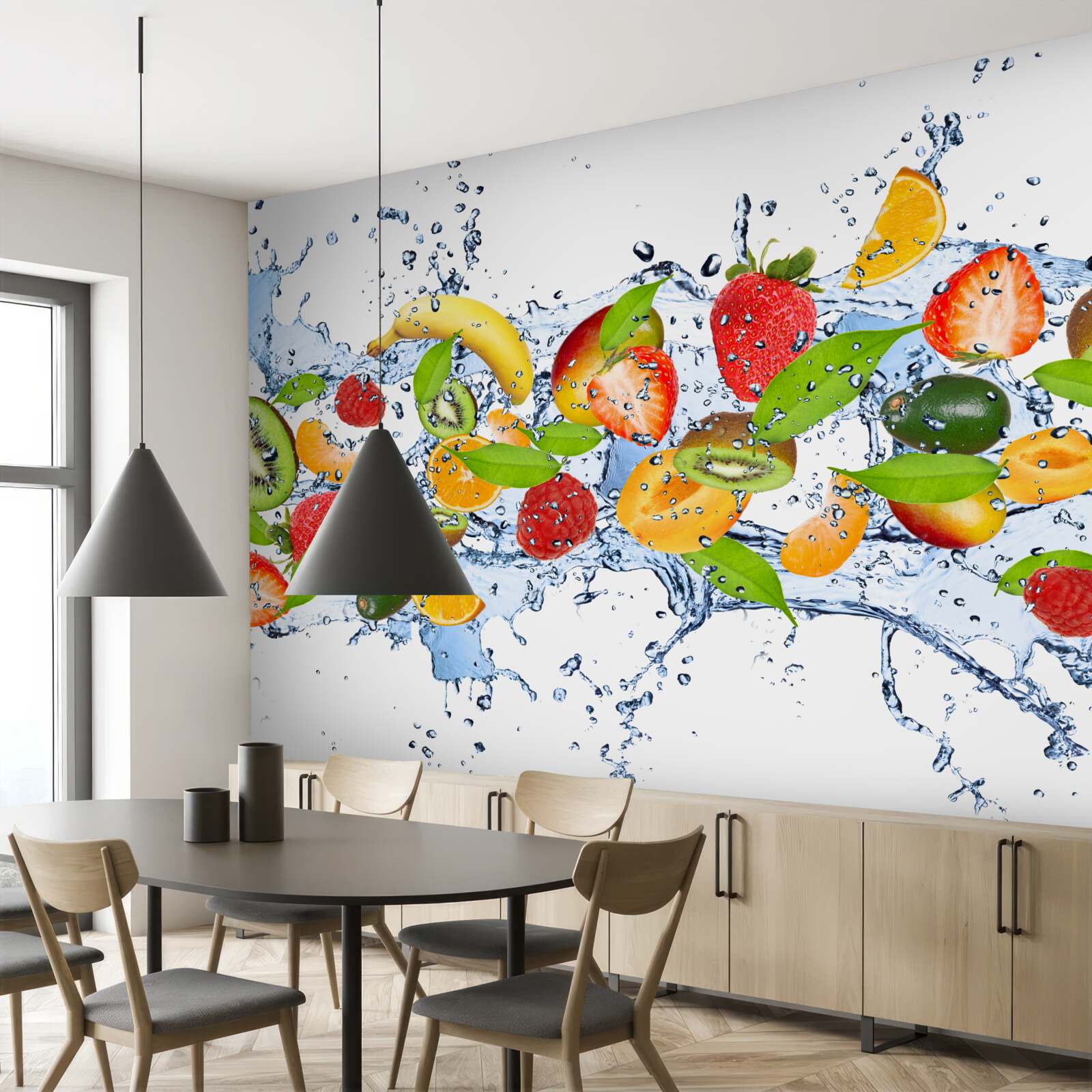 Fotobehang spatten water rond het fruit en de bessen