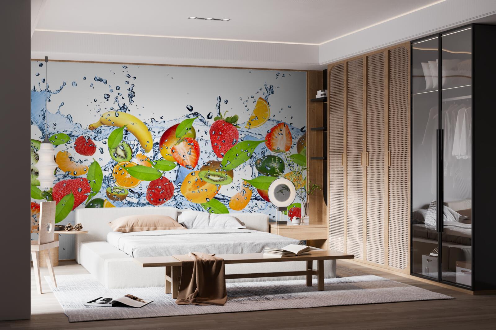 Fotobehang spatten water rond het fruit en de bessen