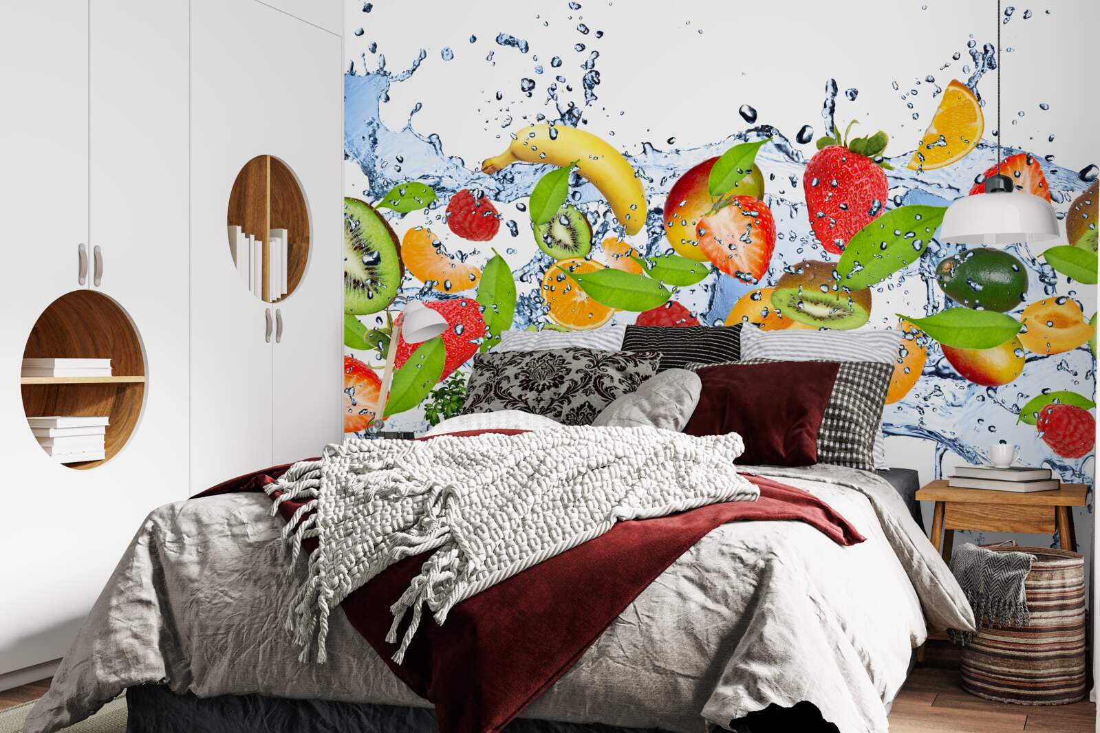 Fotobehang spatten water rond het fruit en de bessen