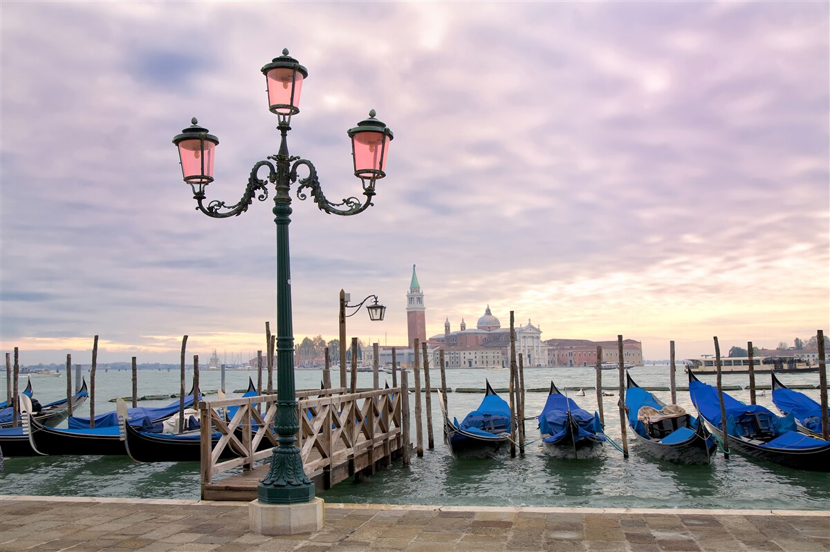 Fotobehang Venetiaanse gondels op de pier