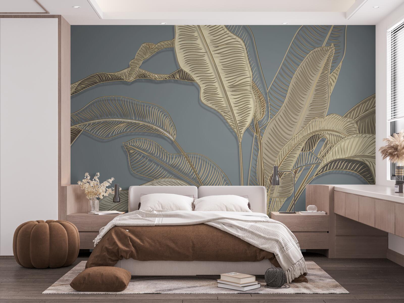 Fotobehang bladeren van gouden veren flikkeren helder tegen de donkere achtergrond