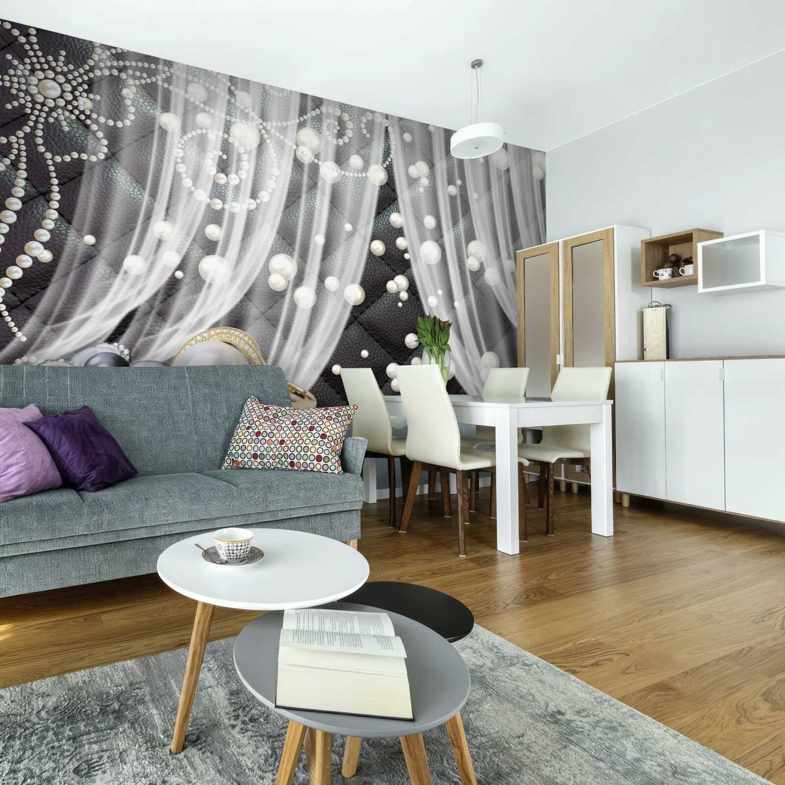 Fotobehang gouden decoraties en witte gordijnen