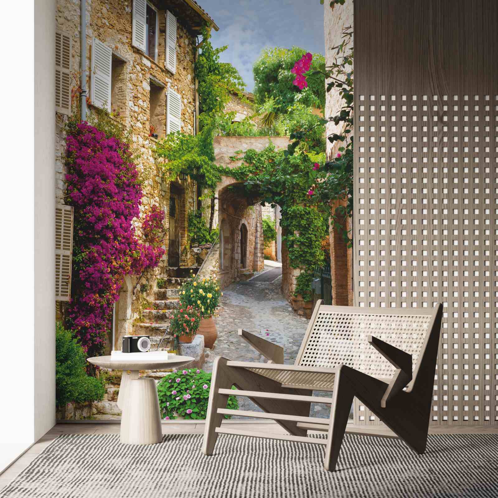 Fotobehang oude straat komt tot leven met bloeiende klimop