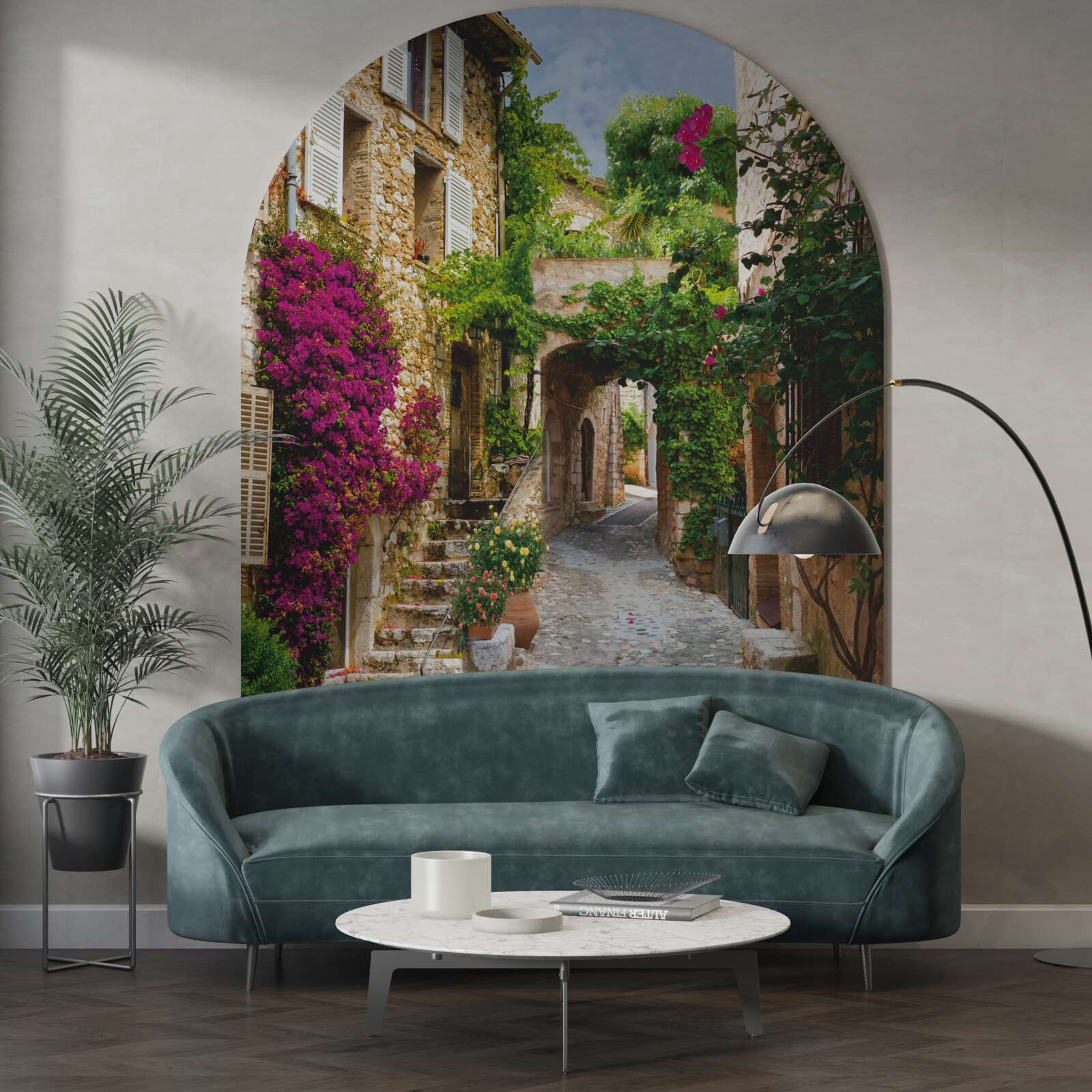 Fotobehang oude straat komt tot leven met bloeiende klimop