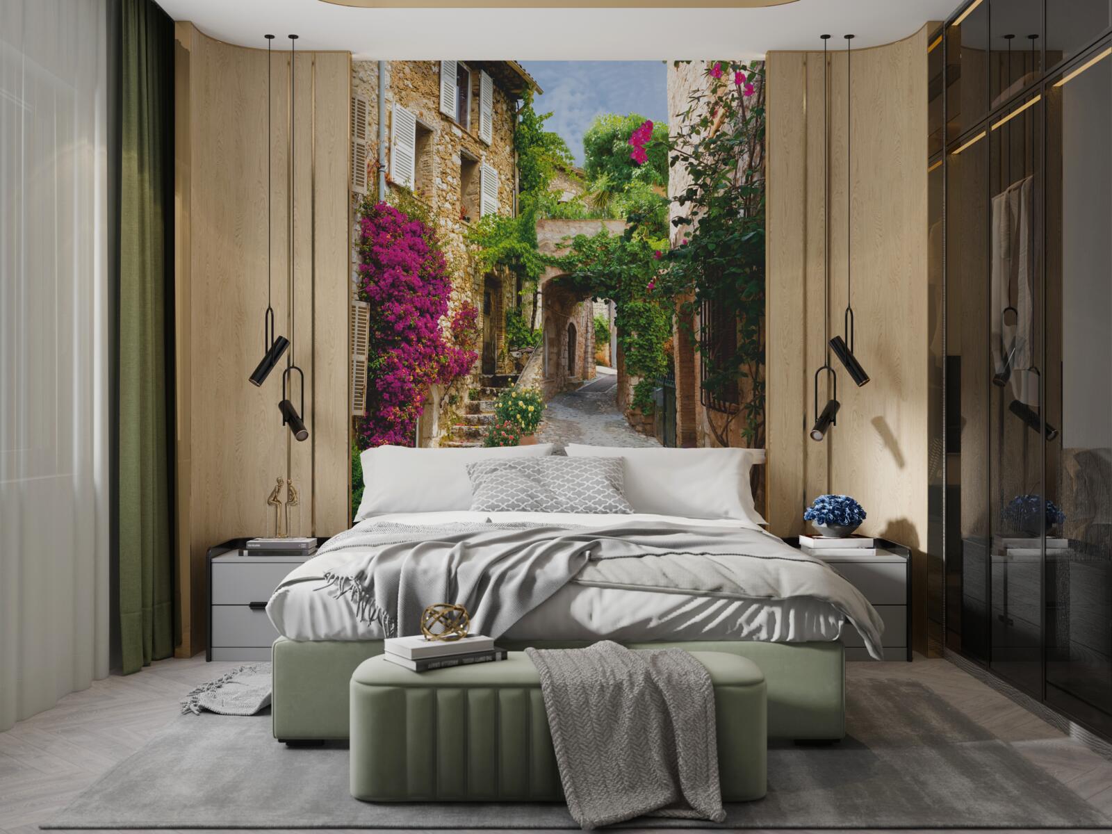 Fotobehang oude straat komt tot leven met bloeiende klimop