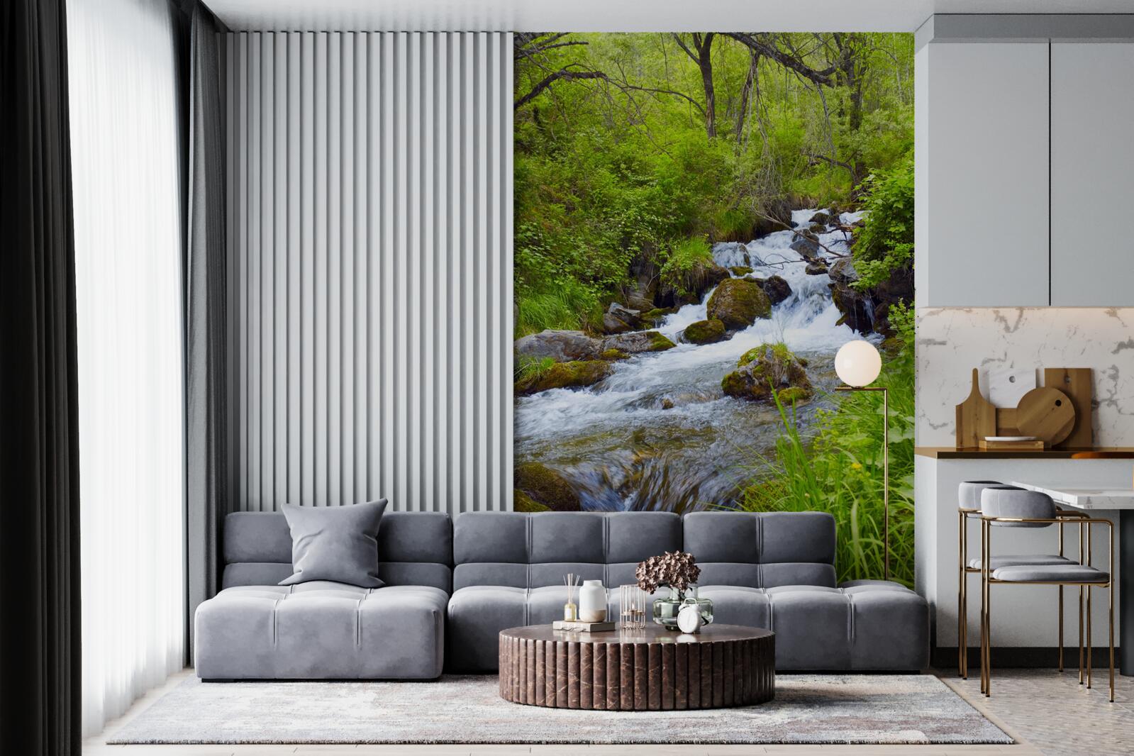 Fotobehang waterval die woest stroomt midden in het bos