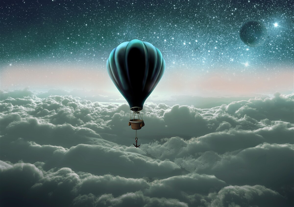 Fotobehang nachtelijke heteluchtballon zwevend boven de wolken