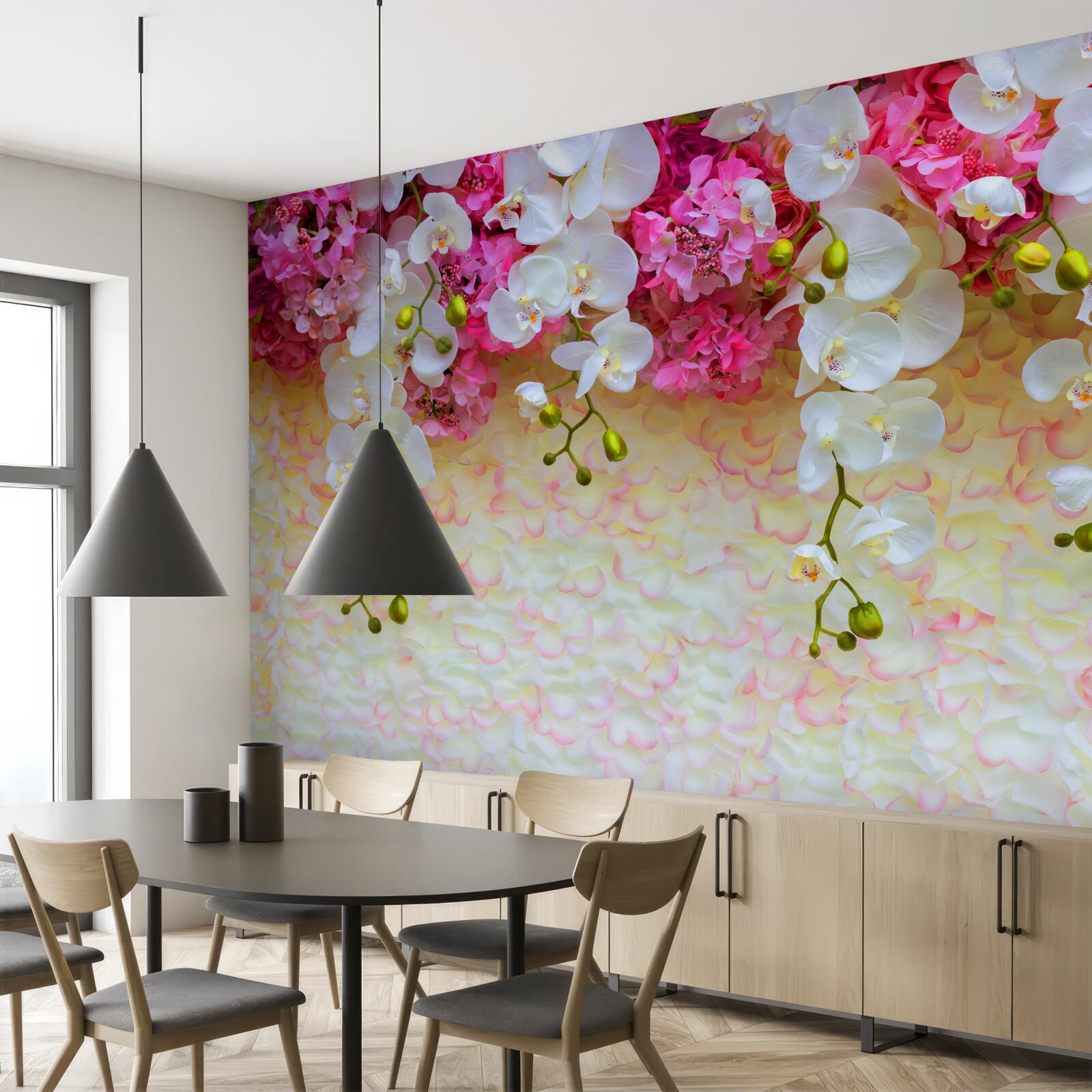 Fotobehang Orchideeën zijn wit met roze tinten, hangend