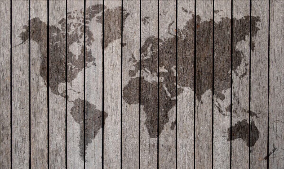 Fotobehang wereldkaart op houten planken