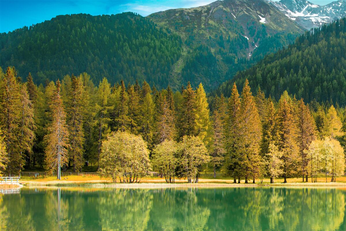 Fotobehang bergmeer in een herfstlandschap