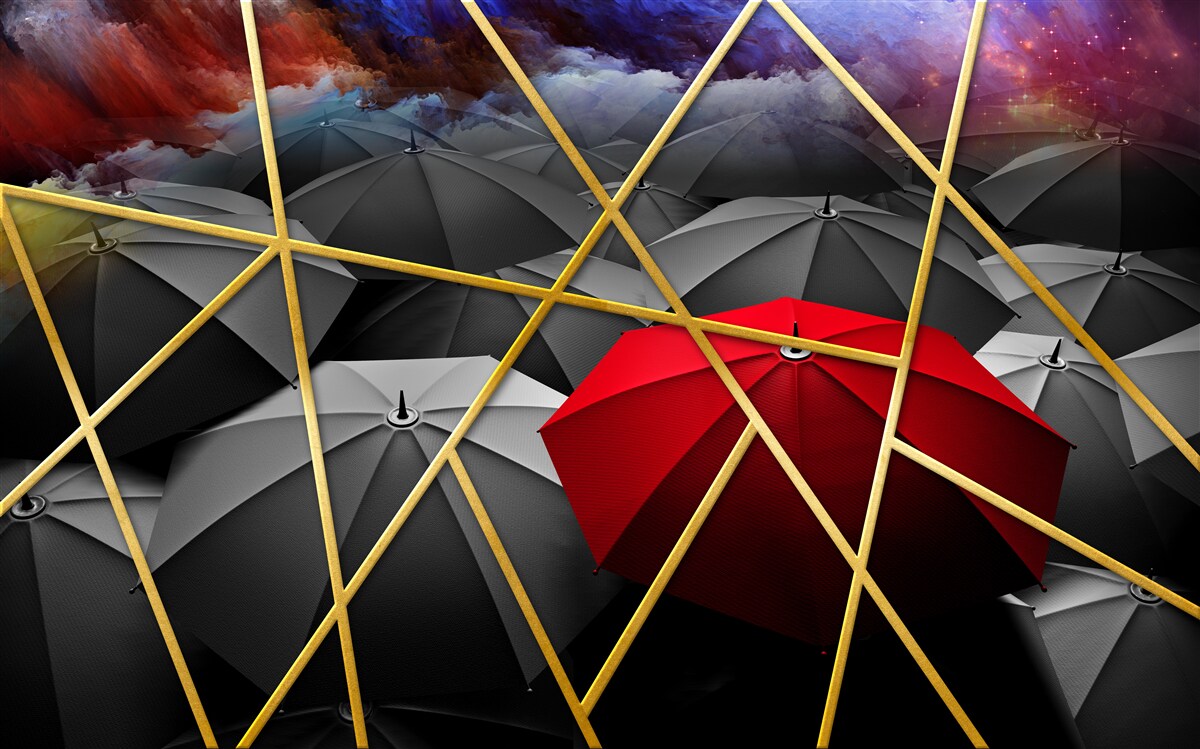 Fotobehang goud gaas op grijze achtergrond geaccentueerd door rode paraplu